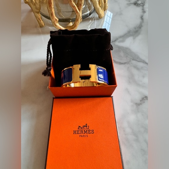 HERMES
Enamel Wide Clic Clac H
Bracelet PM Bleu Indigo - Picture 4 of 11
